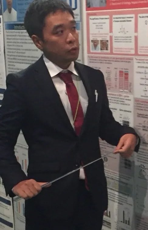 日本口腔外科学会でポスター発表を行う楢原峻