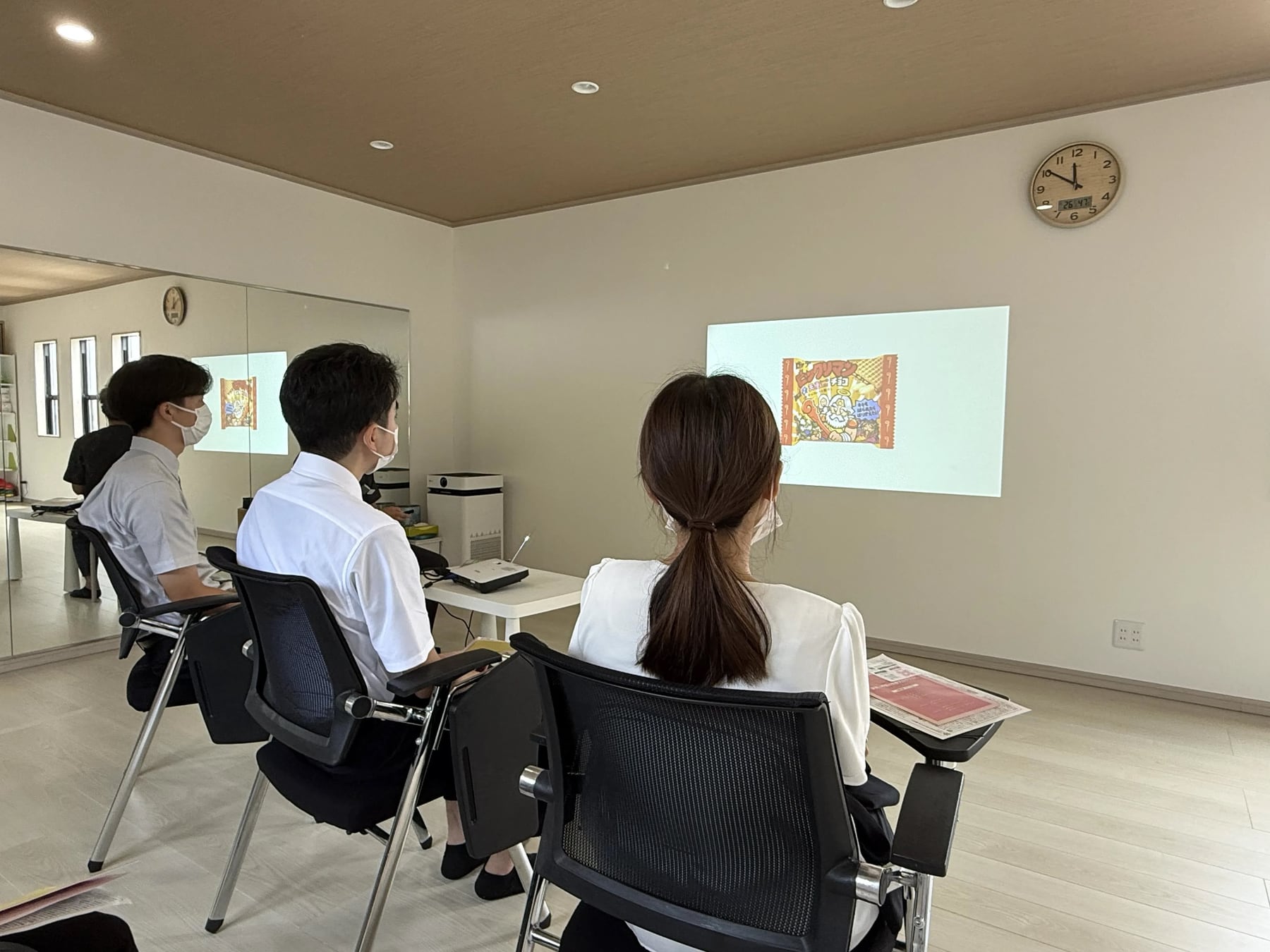 学生の見学先で院長の医院説明を聞く様子