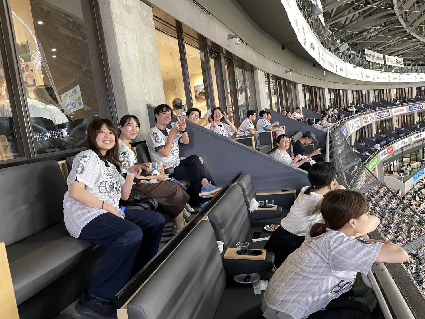 スーパーボックスの座席から観戦